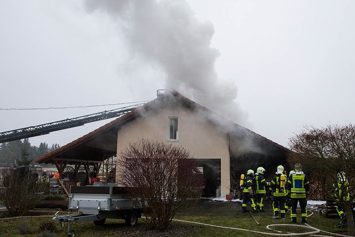 Das Feuer hatte von dem Holzlager auf der rechten Seite des Gebäudes auf die Werkstatt und den Dachstuhl übergegriffen.