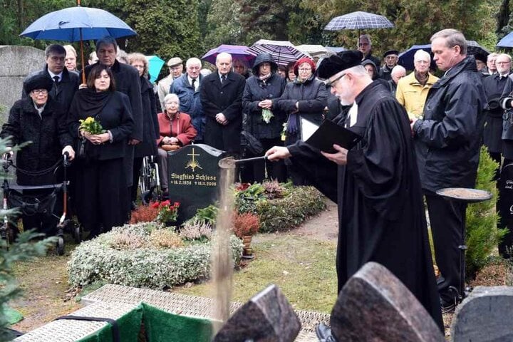 Die Beerdigung in Markkleeberg. Vorn rechts am Grab Pfarrer Arndt
Haubold.