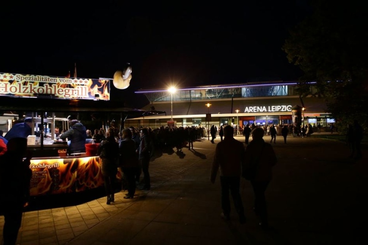 19.15 Uhr: Die letzten Karten-Besitzer machen sich auf dem Weg zur Arena.