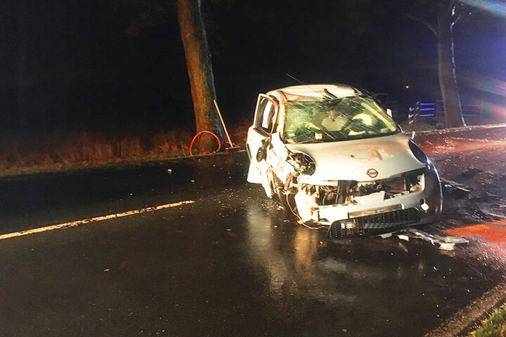 Nach dem Unfall war der Nissan nicht mehr fahrbereit und musste abgeschleppt werden.