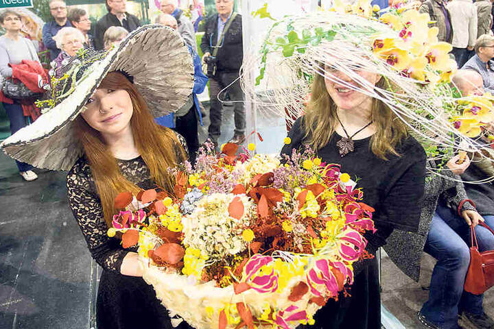 Gut besucht: Die Jubliläumsausgabe der Frühlingsmesse lockt viele Menschen aus der Region.Frühlingsfeen: Michelle Matthes (r.) und Sarah Zensch (l., beide 19) zeigten ihre feschen Pflanzen-Hüte.