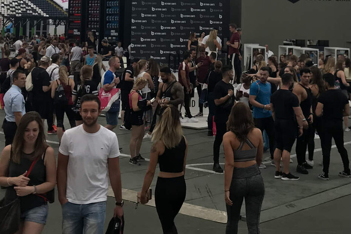 Zahlreiche Fitness-Freaks tummelten sich an dem Ort, wo sonst die Frankfurter Eintracht kickt.