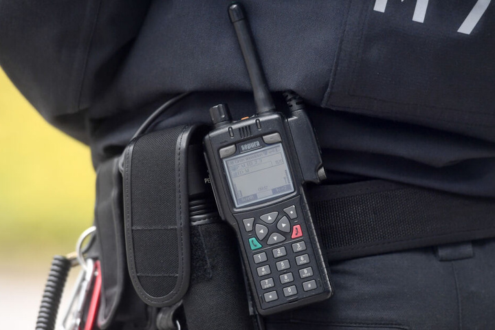 Mehrere Polizeistreifen rückten an, als per Notruf ein Mann mit einer Axt gemeldet wurde. (Symbolbild)