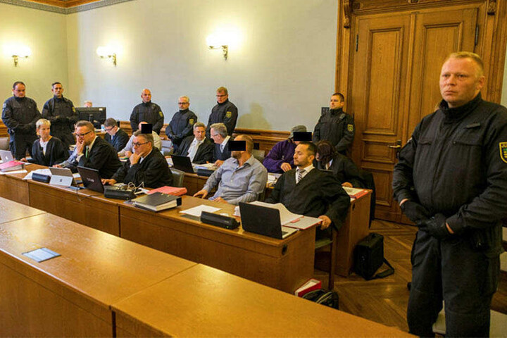 Die Anklagebank: Drei der vier wegen gemeinschaftlichen Mordes beschuldigten Hells Angels sieht die Staatsanwaltschaft durch das Video belastet.