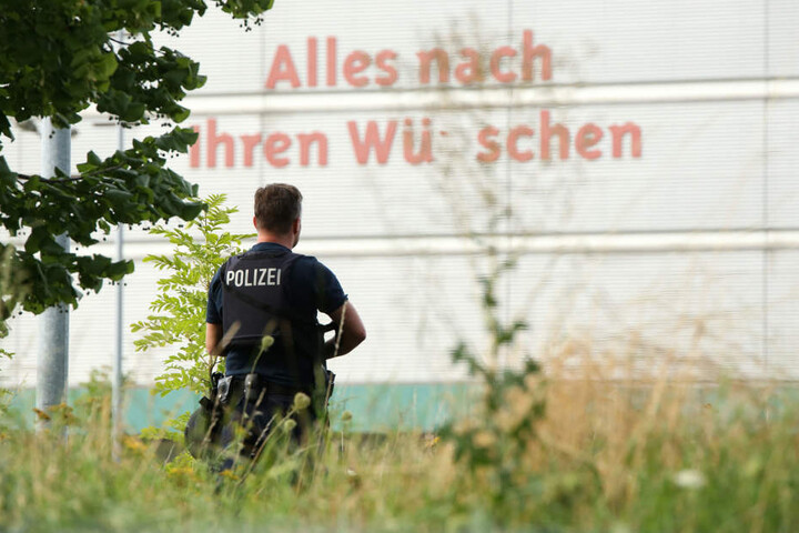 Zunächst verschanzte sich der Mann in dem Gebäude. Eine Suche blieb erfolglos.