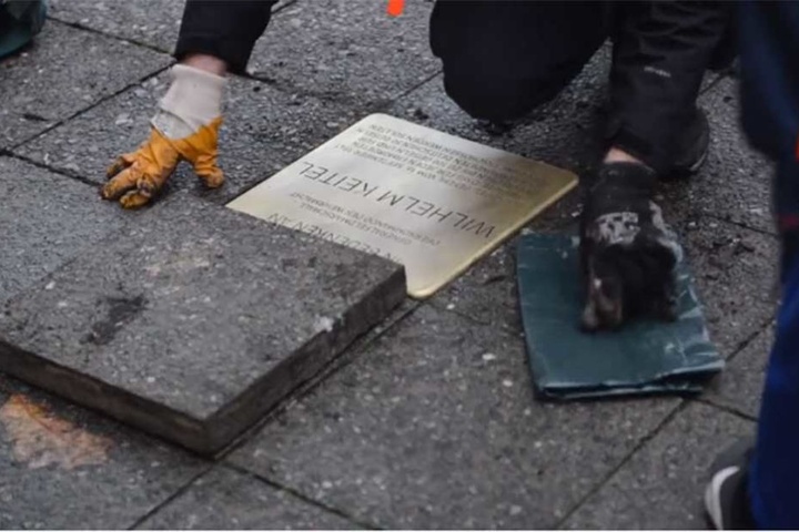 Dieser Stolperstein erinnert an Wilhelm Keitel, dem Chef des Oberkommandos der Wehrmacht und Unterzeichner der Kapitulation des Deutschen Reichs am 8. Mai 1945.
