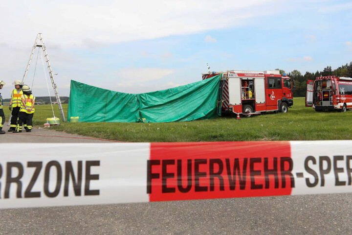 Die Feuerwehr hat einen Sichtschutz an der Unfallstelle errichtet.