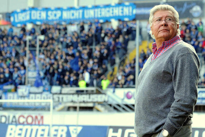 Wilfried Finke hat aktuellen einen schweren Job. Seine Fans stehen zum Club: "Lass den SCP nicht untergehen!" steht auf dem Banner.