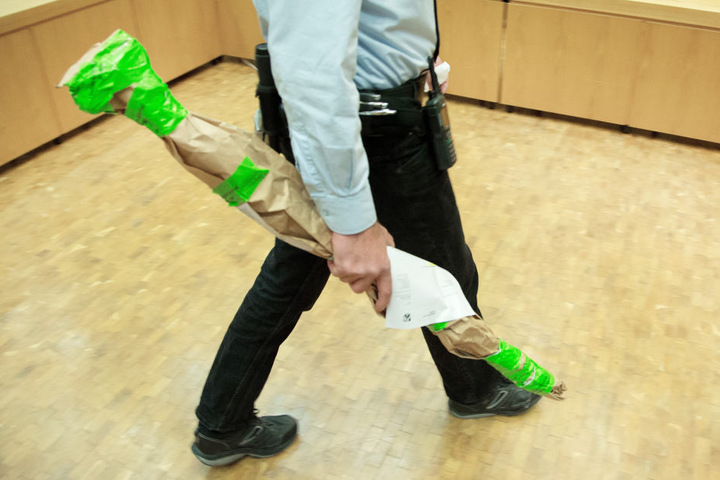Mit einem Spatenstiel soll der Angeklagte sein Opfer erschlagen haben.