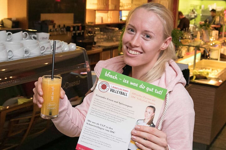 Barbora Purchtavova (22) mit einem gesunden Drink und einem Flyer, auf dem sie auch selbst zu sehen ist.