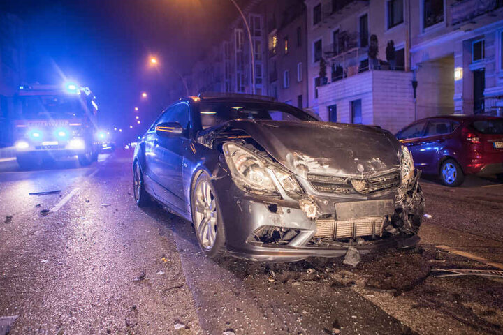 Die Insassen des zweiten Unfall-Fahrzeuges blieben unverletzt.
