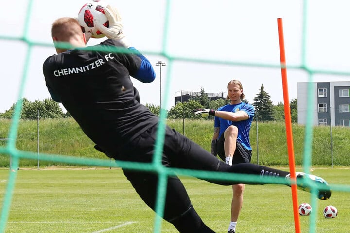 Der neue Torwarttrainer Marcel Höttecke schießt seinen Schützling Jakub Jakubov warm. In den kommenden Tagen/Wochen soll ein dritter Keeper das kleine Team im großen Team komplett machen.