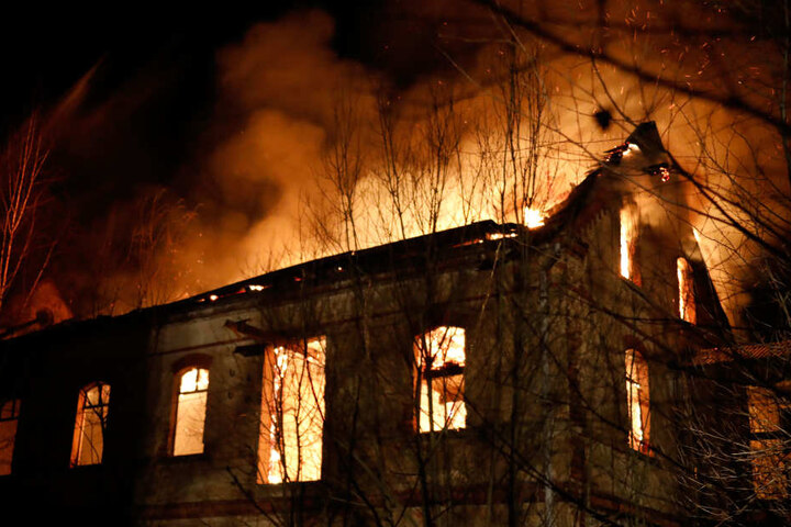 Das alte Industriegebäude stand komplett in Flammen.
