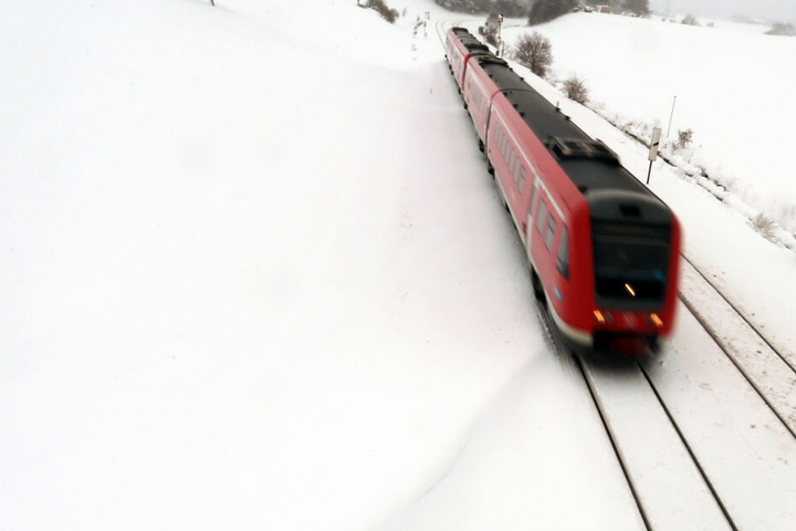 Der Wintereinbruch in Bayern hat weiter teils erhebliche Auswirkungen auf den Bahnverkehr.