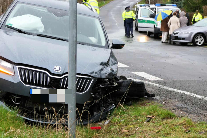 An dem Skoda riss das Vorderrad ab. Vier Personen wurden bei dem Unfall verletzt.