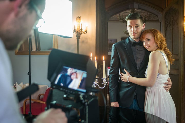 Er im Anzug - sie im hellen Kleid. Die Videoszene sieht fast so aus, als
würden Johnny und Nora Louisa heiraten.