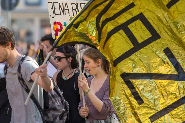 Die meisten Gegendemonstranten zeigten mit bunten Bannern ihre Meinung. Einige versuchten jedoch mit Gewalt die Polizei-Blockade zu durchbrechen.