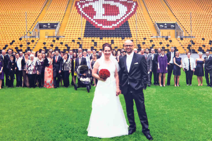 Familie Pflaume bei ihrer Traumhochzeit im Stadion.