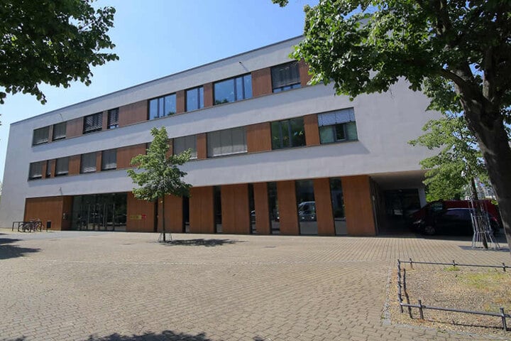 An dieser Schule hatten die Eltern des Jungen Hausverbot (8), weshalb sie ihr
Kind nicht in den Unterricht schickten.