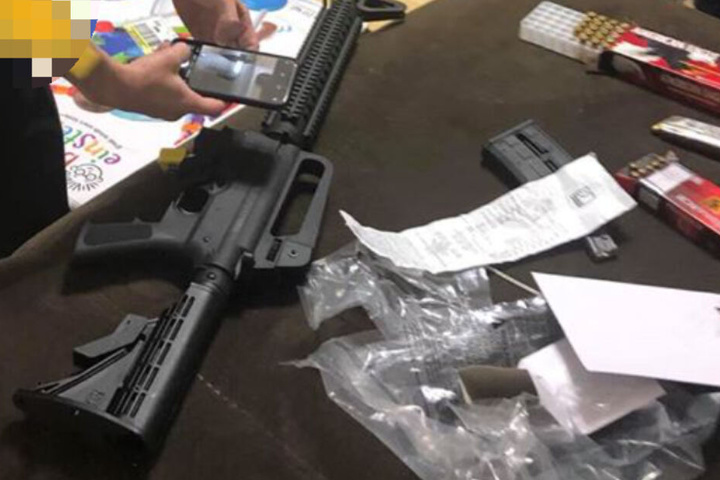 Ein Polizist fotografiert das Gewehr.