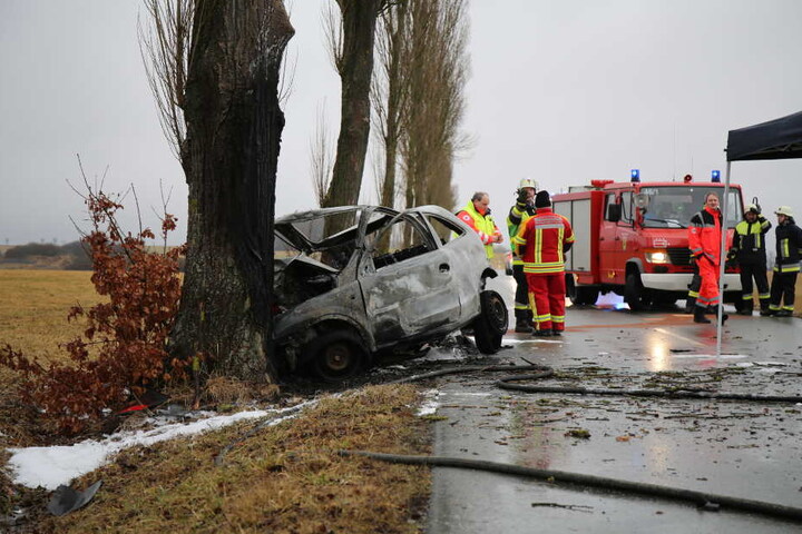 Ein Bild der Zerstörung. Das Auto prallte gegen einen Baum.