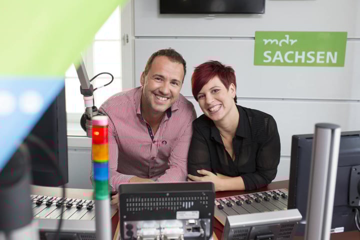 Die MDR SACHSEN-Morgenmoderatoren Elena Pelzer & Silvio Zschage im Studio. Sie machen die Sachsen montags bis freitags von 5 – 10 Uhr munter und freuen sich auf ihre Gäste am 13. November.
