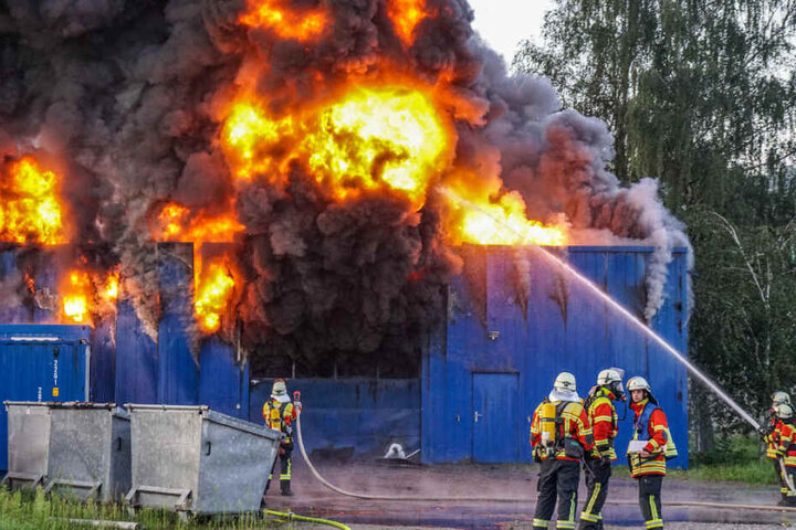 Feuerwehrleute kämpfen gegen die Flammen.