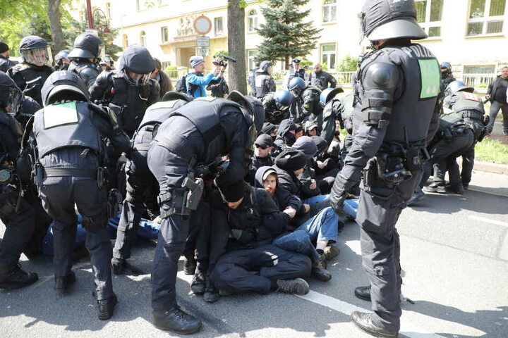Polizisten lösten am 1. Mai Sitzblockaden in Erfurt auf.