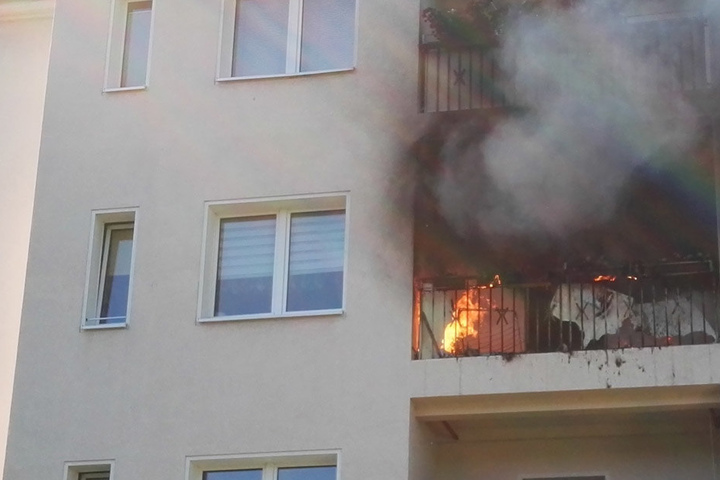 Als die Kameraden eintrafen, stand der Balkon schon komplett in Flammen.