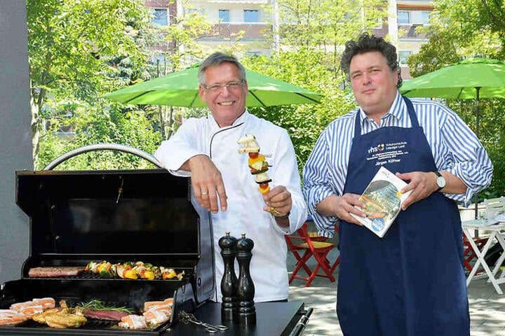 Koch Frank Rehwald (60) und VHS-Direktor Jürgen Küfner (52) machen Appetit auf das neue Programm der Volkshochschule.