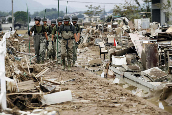 Rettungskräfte suchen weiter nach vermissten Anwohnern. Die Zahl der Todesopfer im Westen Japans ist auf 200 gestiegen.