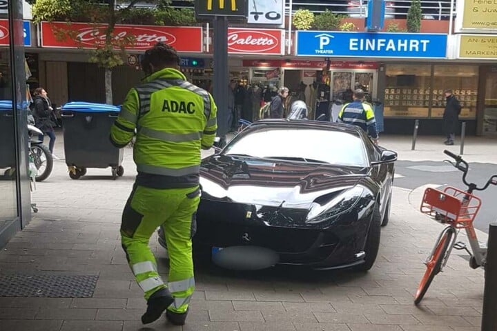 Der Ferrari war einfach auf dem Gehweg geparkt worden.