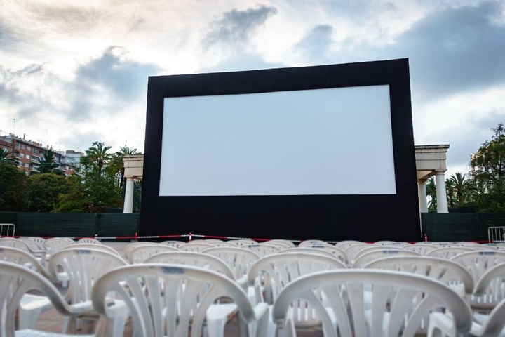 Auf einer großleinwand kann der Klassiker geschaut werden. (Symbolbild)