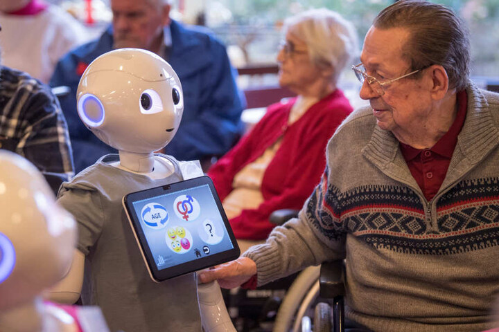 Die Bewohner traten mit den Robotern in Interkation.