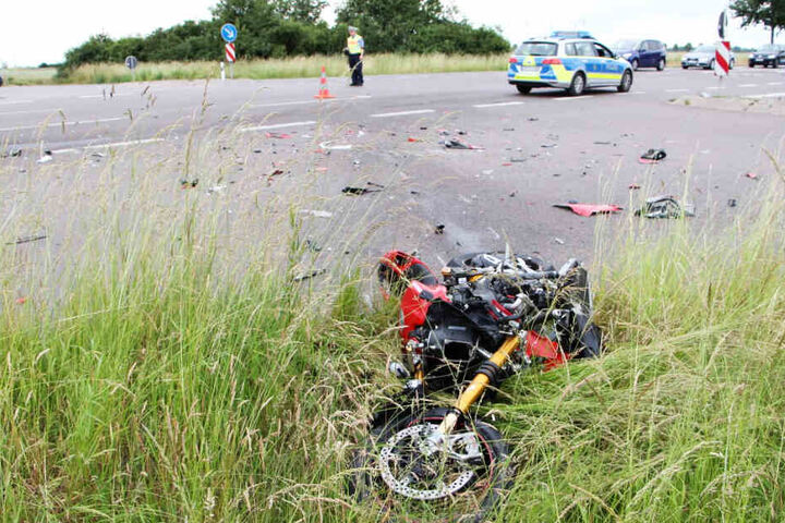 Der Kradfahrer wurde bei dem Unfall schwer verletzt und musste ins Krankenhaus gebracht werden.