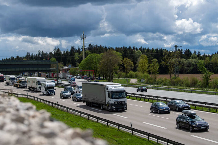 Zwei Männern fiel auf der A8 ein Seat auf, der sehr langsam unterwegs war und Schlangenlinien fuhr. (Archivbild)