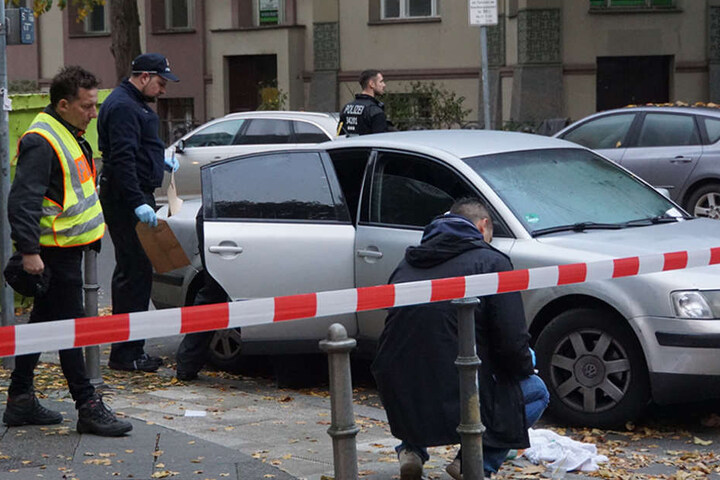 Die Beamten untersuchen den Innenraum des Fahrzeugs und sichern mögliche Beweise.