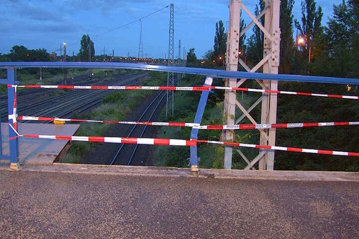 Glück im Unglück: Mit seinem Pkw blieb der Fahrer im Brückengeländer stecken.