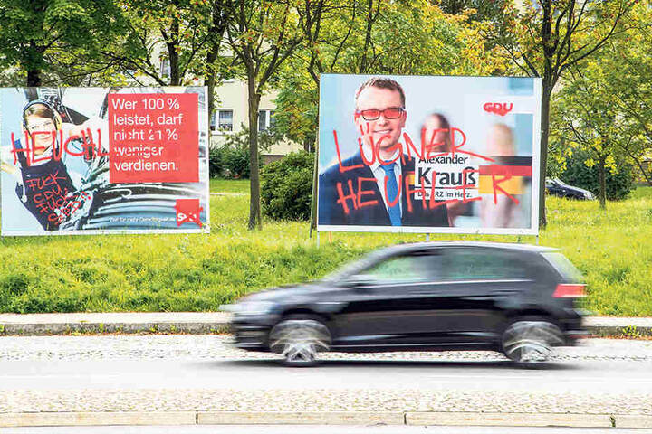 Zerstörte Plakate von SPD und CDU im Erzgebirge.