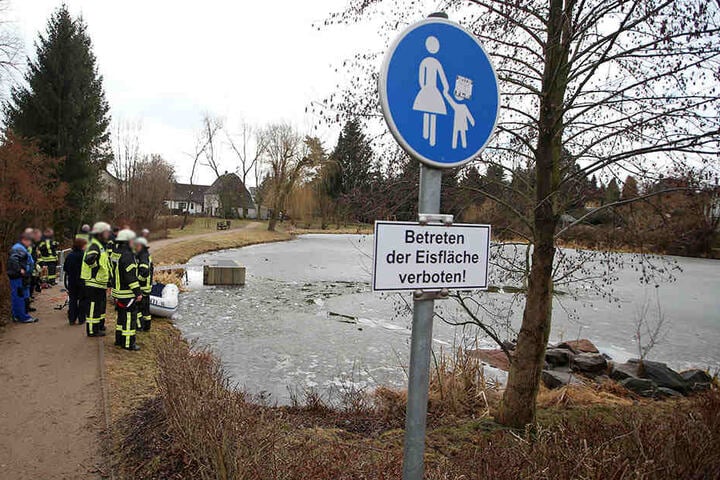 Schilder waren vor dem Betreten der Eisfläche.