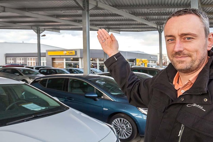 Betriebsleiter Marco Schiffmann (37) steht vor dem neu überdachten und auch
nachts beleuchten Fahrzeughof.
