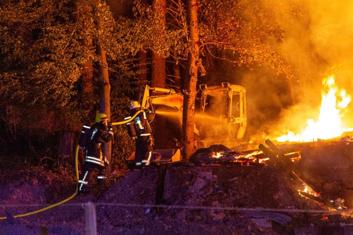 Auch Baumaschinen wurden bei dem Brand vernichtet.