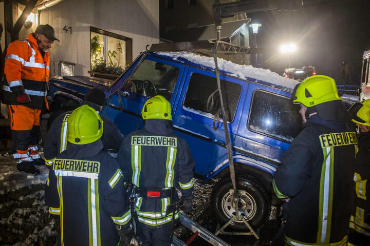In Wiesa war ein Jeep gegen ein Haus gekracht.
