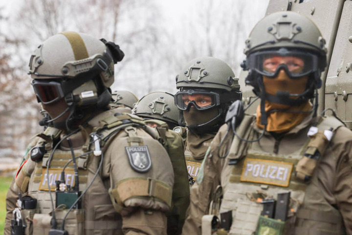 Für die SEKs in Nordrhein-Westfalen steht das Panzerfahrzeug nun auf Abruf bereit.
