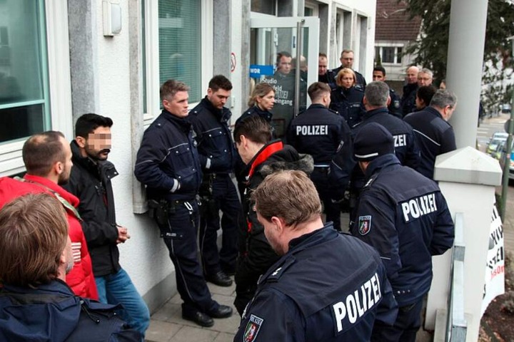 Die Polizisten verwehrten einigen Aktivisten den Zugang zum WDR-Studio.