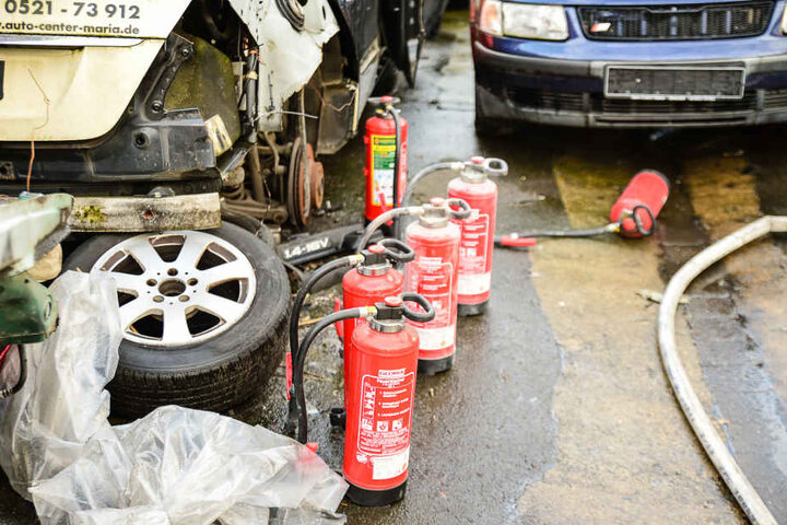 Die Feuerlöscher wurden beim Löschversuch der Mitarbeiter verwendet. Ein Praktikant verletzte sich am Bein.