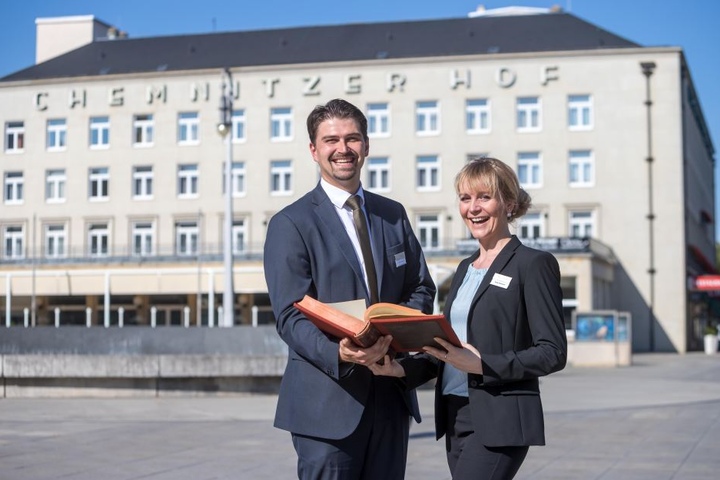 Dustin Meyer (32) und Anja Hofmann (34) wollen, dass man bald wieder vom Chemnitzer Hof schwärmen kann - so wie man es im historischen Gästebuch liest.