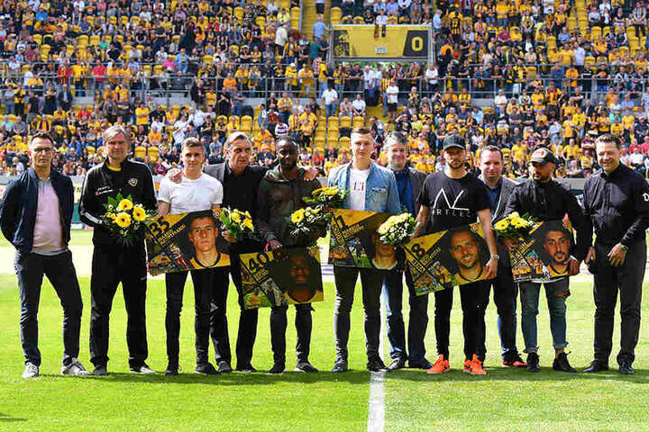 Tag des Abschieds: Marius Hauptmann, Erich Berko, Markus Schubert, Rico Benatelli und Aias Aosman bekamen Blumen. Dario Dumic musste nochmal ran.
