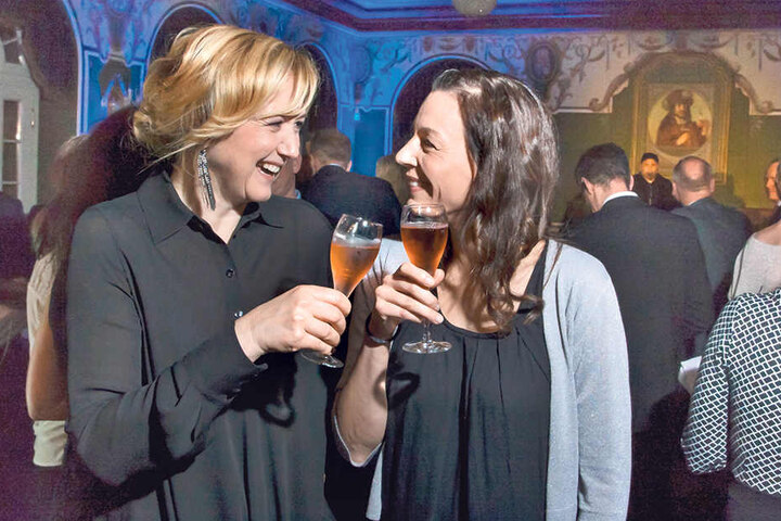 Anja Koebel (49, l.) moderiert die Nacht, Mirjam Köfer (44) verkaufte Lose.