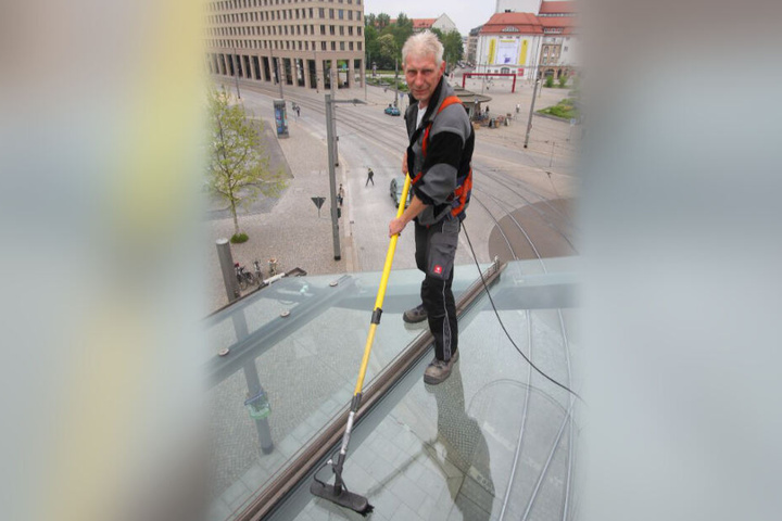 Der Handwerks-Meister führt seinen eigenen Gebäudereinigungsbetrieb, erweiterte vor Jahren sein Dienstleistungsangebot.